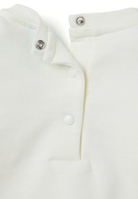 Witte, zachte stoffen shirt met een drukknoopsluiting bij de kraag en aan de voorkant. Heeft een pocket aan de linkerkant. Gladde textuur en eenvoudig ontwerp.