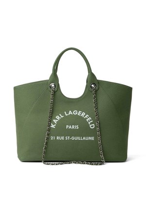Zelená plátenná taška s dvoma rúčkami, strieborným reťazovým popruhom a bielym textom "KARL LAGERFELD PARIS 21 RUE ST-GUILLAUME" na prednej strane.