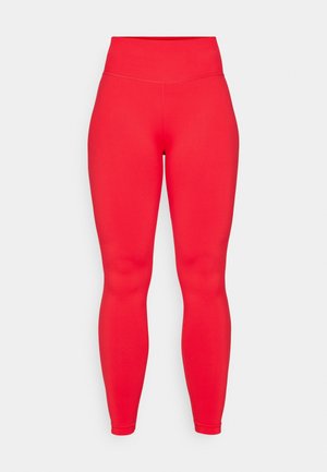 Rote hoch taillierte Leggings aus dehnbarem Material, mit einer glatten Textur und einem figurbetonten Design, das an den Knöcheln schmaler wird.