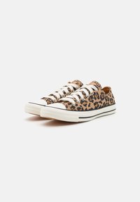 Leoprint Canvas-Sneaker mit cremefarbenen Schnürsenkeln, Gummisohle und schwarzem Besatz. Verfügen über ein Low-Top-Design und strukturierten Stoff.