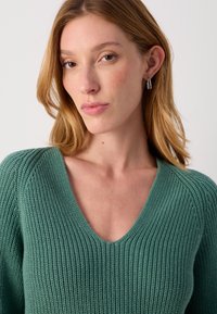 Marc O'Polo LONGSLEEVE V NECK - Pulover - smooth green