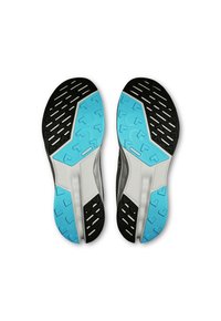 Schwarze Gummisohle mit blauen Akzenten, ausgestattet mit einem strukturierten Griffmuster und einer Zwischensohle in Weiß. Aerodynamisches, sportliches Design.