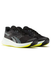 Baskets de sport noires avec une tige texturée, des accents gris réfléchissants et une semelle extérieure jaune. Conçues avec un profil bas et une semelle intermédiaire rembourrée.
