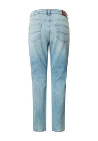 Lichtblauwe denim jeans met een middelhoge taille, vijf zakken en een bruine leren patch op de achterkant. Rechtermont ontwerp met vervaagde textuur.