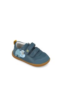 Zapatilla de cuero azul con dos correas de velcro, ligero acolchado, una pestaña en el talón amarilla y un gráfico de un dinosaurio con el texto "Puedo volar" en el costado.