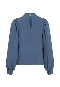 Kék blúz texturált anyagból, magas gallérral, kulcslyuk hát résszel és puffos hosszú ujjakkal, gombbal záródó mandzsettákkal.
