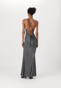 Rochie lungă, ajustată, de un gri strălucitor, cu spatele deschis, având bretele încrucișate și un accent legat. Textură netedă și design până la podea.