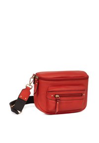 Borsa a tracolla rossa in pelle con zip superiore, tasca frontale, accenti dorati e tracolla nera regolabile, caratterizzata da una texture liscia e una forma arrotondata.