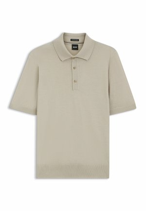 Beige lyhythihainen poolopaita, jossa on resorit hihansuissa ja helmassa, kaksi beigeä nappia ja musta "BOSS"-merkki kauluksen sisäpuolella.