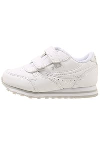 Scarpa atletica bianca con due fascette in velcro, punta arrotondata, materiale sintetico, dettagli perforati e suola grigio-striato.