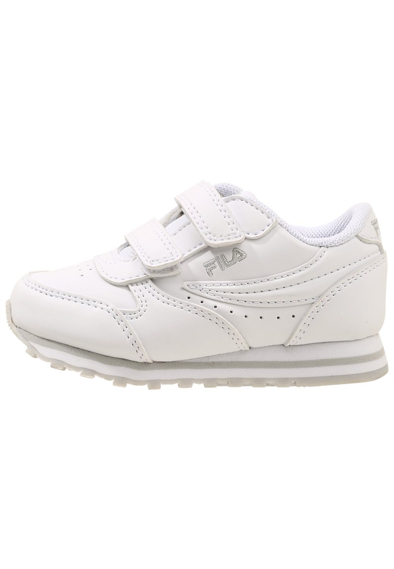 Scarpa atletica bianca con due fascette in velcro, punta arrotondata, materiale sintetico, dettagli perforati e suola grigio-striato.