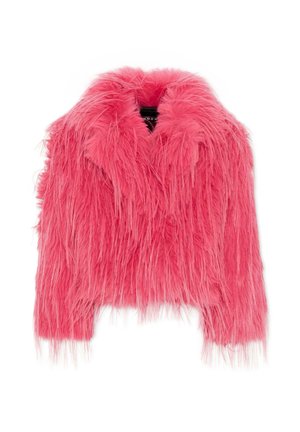 Veste en fausse fourrure rose vif avec de longues fibres hirsutes et un large col, montrée de face sur un fond blanc.