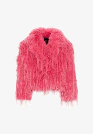 Veste en fausse fourrure rose vif avec de longues fibres hirsutes et un large col, montrée de face sur un fond blanc.