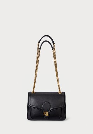 Bolso de mano de cuero negro con un logo RL dorado en la solapa frontal, con una correa de cadena dorada y almohadillas de cuero negro en los hombros.