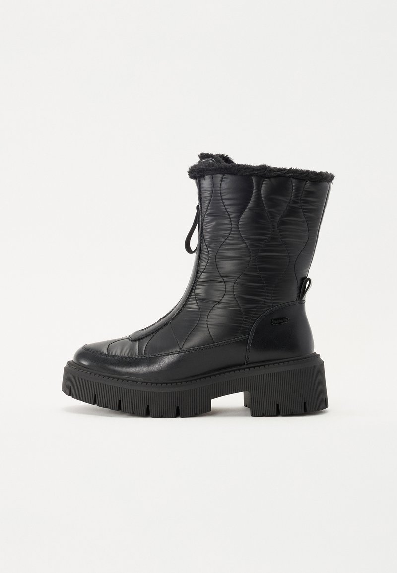 Bottines noires matelassées avec une finition texturée, un bord en fausse fourrure et une semelle épaisse et rayée. Présente un design à enfiler avec une languette.