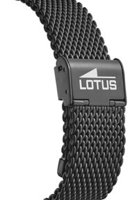 Bracelet en maille noire avec un fermoir en métal, présentant un logo argenté bien en vue. Le design est élégant avec une surface texturée.