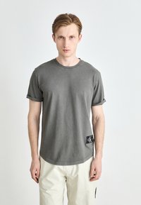 Calvin Klein Jeans WASHED MONOLOGO BADGE TEE - Basic póló - endless grey