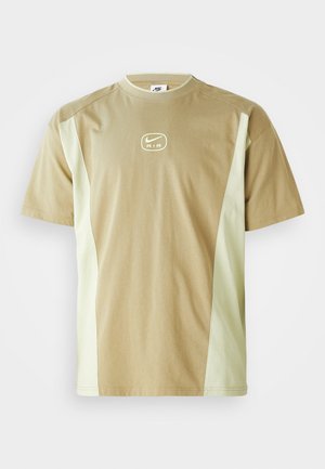T-shirt a maniche corte in beige e verde chiaro, con colletto rotondo e un logo Nike Air centrale. Tessuto morbido con una trama liscia.