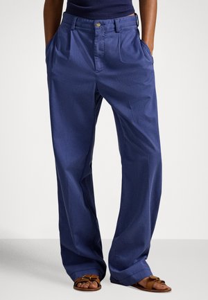 RELAXED FIT PLEATED CHINO PANT - Pantalones - blue