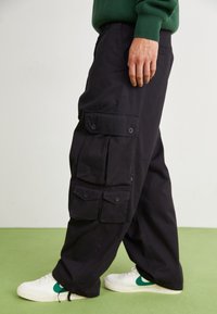 Carhartt WIP TRACKER PANT - Cargobukser - black