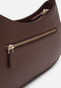 Guess NOELLE TOP ZIP SHOULDER BAG - Borsa a mano - marrone