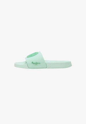 Groene rubberen slide-sandalen met een brede band met een circulair ontwerp en geperste branding. Gladde textuur, platte zool.