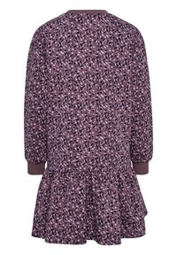 Robe à manches longues en mauve foncé avec un tissu texturé et à motifs présentant des formes abstraites en rose et noir ; ourlet froncé et ondulé.