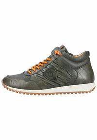 Baskets montantes en cuir vert avec des lacets orange, accents perforés sur les côtés et finition texturée. Semelle en caoutchouc avec un profil en relief.