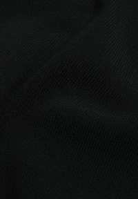 Tissu en maille noire avec une texture lisse et un motif côtelé subtil, démontrant une élasticité et une couleur uniforme.