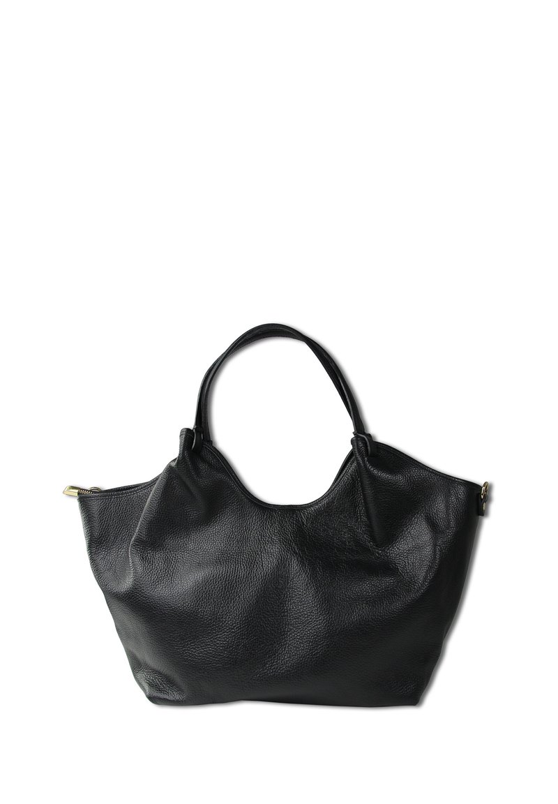 Zwarte leren totebag met een gestructureerd oppervlak, dubbele handgrepen en een ontspannen vorm. Bevat een goudkleurige rits en minimale details.