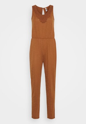 Brun ærmeløs jumpsuit lavet af blødt stof, med en scallop broderet halsudskæring og en indsnøret talje for en tætsiddende silhuet.