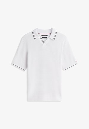 Polo blanco de manga corta con tela texturizada, ribete negro en el cuello y las mangas, y un pequeño logo en la manga izquierda.