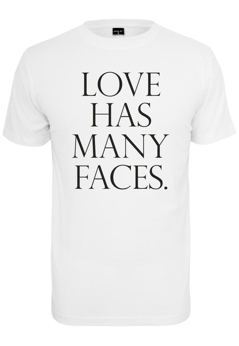 Balta trumpa rankovė t-shirt su ryškiu juodu tekstu, kuris skaito "MEILĖ TURI DUGA VEIDŲ." Lygus audinys, apvalus kaklo iškirpimas, paprastas stilius.