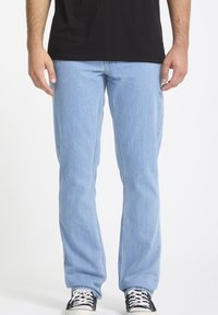 Jeans in denim blu chiaro con taglio dritto, caratterizzati da una texture liscia, dettagli di cucitura minimi e il classico design a cinque tasche.