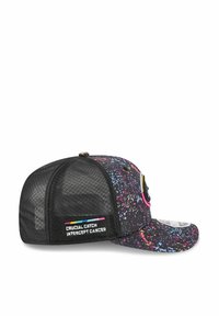 Schwarze Kappe mit einem mehrfarbigen Spritzdesign, Mesh-Rücken, flachem Schirm und einem gestickten "Crucial Catch Intercept Cancer" Etikett an der Seite.
