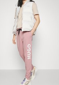 HUGO Jogginghose - light pink