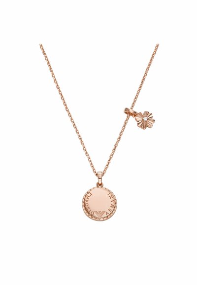 Ruusukultainen kaulaketju, jossa on teksturoitu pyöreä riipus, jossa on kaiverrettua yksityiskohtaa, ja pieni kukkaketju, jota korostaa kirkas kivi.