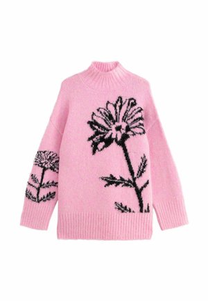 Różowy sweter z dzianiny o wysokim dekolcie, zdobiony czarnymi wzorami kwiatowymi na rękawach i korpusie, z prążkowanymi mankietami i dołem.