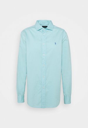 Lichtblauwe katoenen shirt met lange mouwen en een button-down kraag, met een klein geborduurd logo op de borst en knoopsluiting.