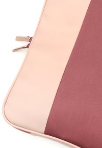 Obal na notebook s jemne ružovými a burgundskými textíliami, hladkým povrchom, zaoblenými okrajmi a zipsom na uzatváranie.