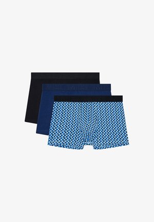 Tre boxer da uomo impilati, inclusi uno nero, uno blu navy e uno blu fantasia con fascia in vita nera.