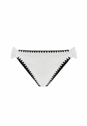 Witte textuur bikini onderkant met zwarte zigzagrand langs de randen en kleine gerimpelde zijstrikjes op elke heup.