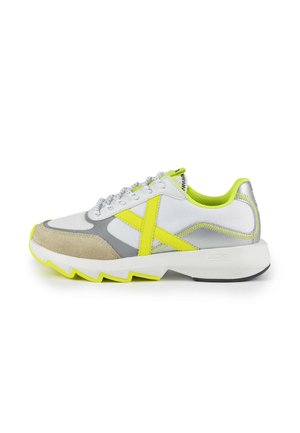 Des sneakers avec une tige en mesh blanc, des accents en daim gris et des détails jaune vif. Semelle épaisse avec un fond en caoutchouc texturé pour une meilleure adhérence.