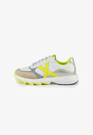 Sneakers met een witte gaas bovenkant, grijze suède accenten en felgele details. Chunky zool met een textuur rubberen onderkant voor grip.