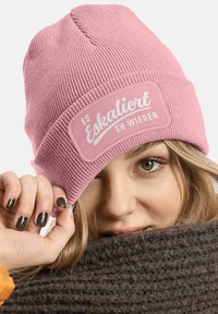 MoonWorks MIT PATCH MIT SPRUCH PARTY ESKALIERT EH WIEDER AUFDRUCK LUSTIG  - Beanie - rosa