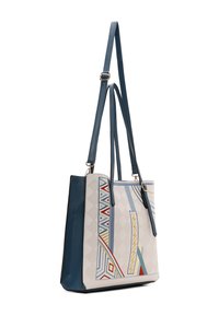 Borsa tote con motivo geometrico multicolore e tracolla in pelle blu. Presenta un tessuto bianco trapuntato e ha una forma rettangolare.