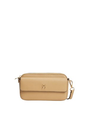 Beige rechteckige Leder-Handgelenktasche mit goldenem Logo auf der Vorderklappe und abnehmbarem goldfarbenen Riemenclip an der Seite.