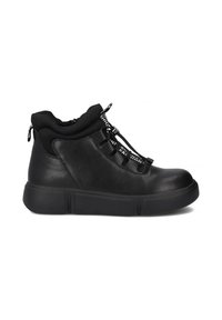 Czarne skórzane sneakersy wysokie z matowym wykończeniem, elastycznym kołnierzem, teksturowanym wierzchem i dekoracyjnymi czarnymi sznurówkami. Posiadają grubą podeszwę.