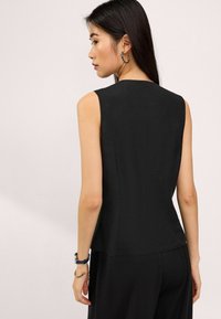 Next REGULAR FIT - Liemenė - black