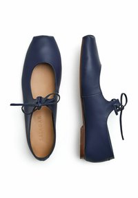 Bailarinas de cuero azul marino con punta cuadrada, cinta ajustable y plantilla color crema claro. Suela plana con tacón mínimo.